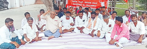 ಸಿಂಧನೂರು ನಗರಸಭೆ ಎದುರು ಎಪಿಎಂಸಿ ಹಮಾಲರು ಹಾಗೂ ದುಡಿಯುವ ಮಹಿಳೆಯರು ಎಐಟಿಯುಸಿ ನೇತೃತ್ವದಲ್ಲಿ ಧರಣಿ ನಡೆಸಿದರು. 