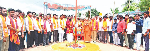 ಸಿಂಧನೂರಿನಲ್ಲಿ ವಿಎಚ್‌ಪಿ, ಬಜರಂಗದಳ ಹಾಗೂ ಹಿಂದೂ ಮಹಾಗಣಪತಿ ಉತ್ಸವ ಸಮಿತಿಯಿಂದ ಗಣೇಶೋತ್ಸವ ಪ್ರತಿಷ್ಠಾಪನೆ ಪೆಂಡಾಲ್ ನಿರ್ಮಾಣಕ್ಕೆ ಭೂಮಿ ಪೂಜೆ ನೆರವೇರಿಸಲಾಯಿತು.