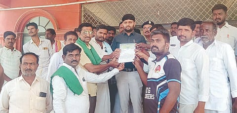 ಸಿಂಧನೂರಿನಲ್ಲಿ ತಹಸೀಲ್ದಾರ್ ಅರುಣ್ ದೇಸಾಯಿಗೆ ರೈತ ಸಂಘ ಹಾಗೂ ಹಸಿರು ಸೇನೆ ಶನಿವಾರ ಮನವಿ ಸಲ್ಲಿಸಿತು. ಸಂಘದ ರಾಜ್ಯ ಪ್ರಧಾನ ಕಾರ್ಯದರ್ಶಿ ಬಸವರಾಜ ಗೋಡಿಹಾಳ, ನಾಗರಾಜ ಬಿಂಗಿ, ನಿರುಪಾದೆಪ್ಪ ಅಡ್ಡಿ, ನಿರುಪಾದಿ ಗೋಮರ್ಸಿ ಇತರರಿದ್ದರು.