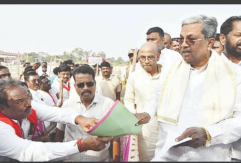 ಸಿಂಧನೂರಿನ ಹೆಲಿಪ್ಯಾಡ್ ಬಳಿ ಸಿಎಂ ಸಿದ್ದರಾಮಯ್ಯಗೆ ರೈತ ಸಂಘದ ತಾಲೂಕು ಘಟಕ ಮನವಿ ಸಲ್ಲಿಸಿತು. ಸಂಘದ ತಾಲೂಕು ಅಧ್ಯಕ್ಷ ರಮೇಶ ಪಾಟೀಲ್, ಜಿಲ್ಲಾ ಕಾರ್ಯದರ್ಶಿ ಚಿಟ್ಟಿಬಾಬು, ಬಿ.ಎನ್.ಯರದಿಹಾಳ, ಮೇಘರಾಜ ನಾಯಕ ಇದ್ದರು.