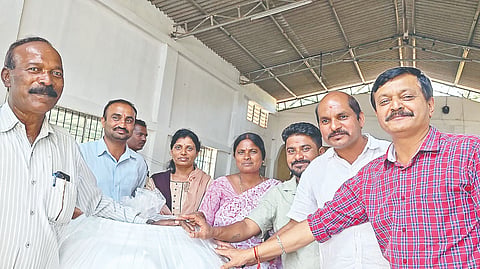 ಸೋಮವಾರಪೇಟೆ ಸಮೀಪ ಚೌಡ್ಲು ಗ್ರಾಮ ಪಂಚಾಯಿತಿ ಪರಿಶಿಷ್ಟ ಜಾತಿ ಮತ್ತು ಪರಿಶಿಷ್ಟ ಪಂಗಡದ ಫಲಾನುಭವಿಗಳಿಗೆ ನೀರು ಸಂಗ್ರಹ ಟ್ರಮ್ ನೀಡಲಾಯಿತು. ಗೀತಾ, ನತೀಶ್, ಮಹೇಶ್ ಇದ್ದರು.