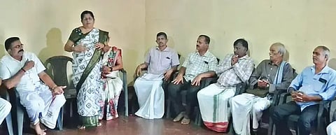 ಶೃಂಗೇರಿ ತಾಲೂಕಿನಲ್ಲಿ ಬ್ರಾಹ್ಮಣ ಸಂಘಟನೆಯಿಂದ ಏರ್ಪಡಿಸಿದ್ದ ಬಂದ್ ಪೂರ್ವಭಾವಿ ಸಭೆಯಲ್ಲಿ ಸುಮಂಗಲಿ ಆನಂದಸ್ವಾಮಿ ಮಾತನಾಡಿದರು. ಬಿ.ಎಲ್.ರವಿಕುಮಾರ್, ವಿವೇಕಾನಂದ, ಶ್ರೀಧರ್ ರಾವ್ ಇತರರಿದ್ದರು.