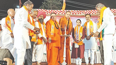 ತಾಳಿಕೋಟೆ ತಾಲೂಕಿನ ಬಿ.ಸಾಲವಾಡಗಿ ಗ್ರಾಮದಲ್ಲಿ ಆಯೋಜಿಸಲಾದ ಶ್ರೀರಾಮನವಮಿ ಉತ್ಸವ ಹಿಂದೂ ಸಮಾವೇಶವನ್ನು ಖ್ಯಾತ ವಾಗ್ಮಿ ಹಾರಿಕಾ ಮಂಜುನಾಥ ಉದ್ಘಾಟಿಸಿದರು. ಶ್ರೀಅಡವಿಲಿಂಗ ಮಹಾರಾಜರು, ಬಿ.ಎಸ್. ಪಾಟೀಲ, ಬಸನಗೌಡ ಯಡಿಯಾಪೂರ ಮತ್ತಿತರರಿದ್ದರು.