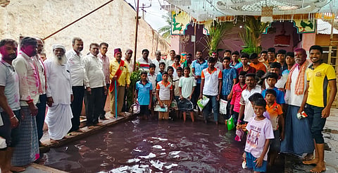 ತಲ್ಲೂರ ಗ್ರಾಮದಲ್ಲಿ ಹನುಮಂತ ದೇವರ ಜಾತ್ರಾ ಮಹೋತ್ಸವಕ್ಕೆ ನಂದಿಮಠದ ಬಾಳಯ್ಯಜ್ಜ ಓಕುಳಿ ಹೊಂಡಕ್ಕೆ ಪೂಜೆ ಸಲ್ಲಿಸಿ ಚಾಲನೆ ನೀಡಿದರು. ಅನಿಲಕುಮಾರ ದೇಸಾಯಿ, ಬಸವರಾಜ ಪೂಜೇರ, ನೀಲಕಂಠ ಶಿವಪೂಜಿ, ಬಸವರಾಜ ಈಟಿ ಇತರರಿದ್ದರು.