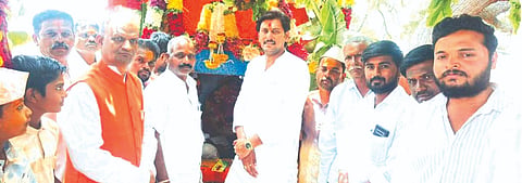 ತೆಲಸಂಗ ಗ್ರಾಮದಲ್ಲಿ ಹಮ್ಮಿಕೊಳ್ಳಲಾಗಿದ್ದ ಶ್ರೀ ಲಕ್ಷ್ಮೀ ದೇವಿ (ತಳವಾರ ಪಟ್ಟಿ) ಜಾತ್ರಾ ಮಹೋತ್ಸವಕ್ಕೆ ಚಿದಾನಂದ ಸವದಿ ಚಾಲನೆ ನೀಡಿದರು. ಡಾ.ಬಿ.ಎಸ್.ಕಾಮನ, ಶ್ರೀಶೈಲ ಶೆಲ್ಲೆಪ್ಪಗೋಳ, ಆನಂದ ಥೈಕಾರ, ಯಲ್ಲಪ್ಪ ತಳವಾರ, ದಯಾನಂದ ದೇಸಂಗಿ, ಸಂಗಮೇಶ ಉಂಡೋಡಿ ಇತರರಿದ್ದರು.