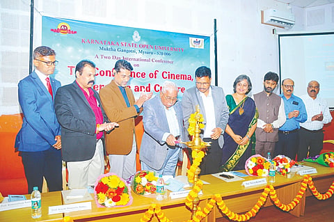 ಮುಕ್ತಗಂಗೋತ್ರಿ ಕಾವೇರಿ ಸಭಾಂಗಣದಲ್ಲಿ ಸೋಮವಾರ ಆಯೋಜಿಸಿದ್ದ ಸಿನಿಮಾ, ಸಾಹಿತ್ಯ ಮತ್ತು ಸಂಸ್ಕೃತಿ ಕುರಿತು ಅಂತಾರಾಷ್ಟ್ರೀಯ ಸಮ್ಮೇಳನವನ್ನು ಸಾಹಿತಿ ಚಂದ್ರಶೇಖರ ಕಂಬಾರ ಉದ್ಘಾಟಿಸಿದರು. ಪ್ರೊ.ಸೆನೇಶ್ ದಿಸ್ಸನಾಯಕ ಬಂಗಾರ, ಪ್ರೊ. ಎಸ್.ನಿಖಿಲಾ, ಪ್ರೊ.ಎಸ್.ಕೆ.ನವೀನ್‌ಕುಮಾರ್, ಪ್ರೊ.ಎಂ.ರಾಮನಾಥಂ ನಾಯ್ಡು, ಡಾ.ಎಸ್.ಶ್ರೀಕಾಂತ ಇನ್ನಿತರರಿದ್ದರು.