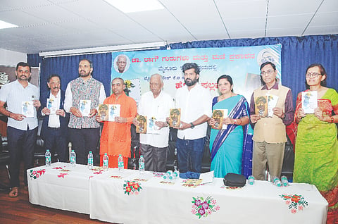 ಡಾ.ರಾಗೌ ಗುರುಗಳು ಮತ್ತು ಮಣಿ ಪ್ರಕಾಶನದಿಂದ ನಗರದಲ್ಲಿ ಭಾನುವಾರ ಆಯೋಜಿಸಿದ್ದ ಕೃತಿ ಬಿಡುಗಡೆ ಕಾರ್ಯಕ್ರಮದಲ್ಲಿ ಪ್ರತಾಪಸಿಂಹ, ಡಾ.ರಾಗೌ, ಪ್ರೊ.ಸಿ.ನಾಗಣ್ಣ, ಶ್ರೀಮಂಜುನಾಥ ಸ್ವಾಮೀಜಿ, ಎ.ಎಂ.ಖುಷಿ, ಡಾ.ಬಿ.ಎಸ್.ಸುಬ್ರಹ್ಮಣ್ಯ, ಮಂಜೇಗೌಡ ಇದ್ದರು.