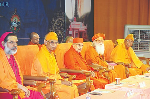 ಯಾದವಗಿರಿಯ ರಾಮಕೃಷ್ಣ ಶಾಲೆಯ ಆವರಣದಲ್ಲಿ ಭಾನುವಾರ ಬೆಳಗ್ಗೆ ಆಯೋಜಿಸಿದ್ದ ಸಂತ ಸಮಾಗಮ ಸಮಾರಂಭದಲ್ಲಿ  ಸ್ವಾಮಿ ಗುರುಶರಣಾನಂದಜೀ ಮಹಾರಾಜ್, ಶ್ರೀ ದತ್ತವಿಜಯಾನಂದ ತೀರ್ಥ ಸ್ವಾಮೀಜಿ, ಸ್ವಾಮಿ ಅಚ್ಯುತೇಶಾನಂದಜಿ, ಗೌತಮಾನಂದಜೀ ಮಹಾರಾಜ್, ಸ್ವಾಮಿ ಮುಕ್ತಿದಾನಂದಜೀ ಪಾಲ್ಗೊಂಡಿದ್ದರು.