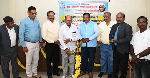 ಮೈಸೂರು ವಿಶ್ವವಿದ್ಯಾಲಯದ ಡಾ.ಬಾಬೂ ಜಗಜೀವನ್ ರಾಮ್ ಅಧ್ಯಯನ, ಸಂಶೋಧನೆ ಮತ್ತು ವಿಸ್ತರಣ ಕೇಂದ್ರದಲ್ಲಿ ಶನಿವಾರ ಆಯೋಜಿಸಿದ್ದ ಕಾರ್ಯಕ್ರಮವನ್ನು ಗಣ್ಯರು ಉದ್ಘಾಟಿಸಿದರು. ಡಾ.ಡಿ.ತಿಮ್ಮಯ್ಯ, ಪ್ರೊ.ಕೆ.ಸದಾಶಿವ, ಎಚ್.ಆರ್.ಭೀಮಾಶಂಕರ್ ಇತರರಿದ್ದರು.