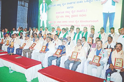 ಅಮೃತ ಮಹೋತ್ಸವ ಸಭಾಂಗಣದಲ್ಲಿ ಮಂಗಳವಾರ ಆಯೋಜಿಸಿದ್ದ ವಿಶ್ವ ರೈತ ದಿನಾಚರಣೆ ಕಾರ್ಯಕ್ರಮದಲ್ಲಿ ಕೃಷಿಯಲ್ಲಿ ಸಾಧನೆ ಮಾಡಿದ ರೈತರನ್ನು ಸನ್ಮಾನಿಸಲಾಯಿತು.ಹಳ್ಳಿಕೆರೆಹುಂಡಿ ಭಾಗ್ಯರಾಜ್, ಇಂಗಲಗುಪ್ಪೆ ಕೃಷ್ಣೇಗೌಡ, ಶ್ರೀ ಮಡಿವಾಳ ರಾಜಂೋಗೀಂದ್ರ ಸ್ವಾಮೀಜಿ, ಭೀರಪ್ಪ ದೇಶನೂರು, ಬಸನಗೌಡ ಪಾಟೀಲ, ನಾಸೀರ್ ಭಗವಾನ್ ಇನ್ನಿತರರಿದ್ದರು