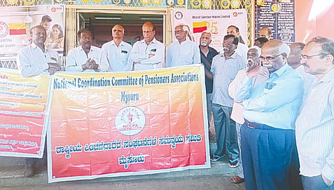 ವಿವಿಧ ಬೇಡಿಕೆ ಈಡೇರಿಕೆಗೆ ಆಗ್ರಹಿಸಿ ನಾನಾ ಪಿಂಚಣಿದಾರರ ಸಂಘಟನೆಗಳಿಂದ ಬುಧವಾರ ಜಯಲಕ್ಷ್ಮೀಪುರಂನ ಬಿಎಸ್‌ಎನ್‌ಎಲ್ ಕಚೇರಿ ಬಳಿ ಪ್ರತಿಭಟನೆ ನಡೆಸಲಾಯಿತು. ಎಸ್.ವಿಷಕಂಠಮೂರ್ತಿ, ಬಸವರಾಜು, ಎಂ.ಎನ್.ರಾಮಕೃಷ್ಣ  ಇತರರು ಇದ್ದರು.