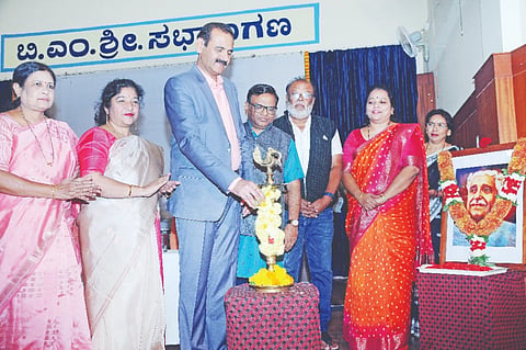  ಬಿಎಂಶ್ರೀ ಸಭಾಂಗಣದಲ್ಲಿ ಆಯೋಜಿಸಿದ್ದ ‘ನವೋದಯ ಕಾವ್ಯದ ಓದಿನ ಹಬ್ಬ’ ಕಾರ್ಯಕ್ರಮವನ್ನು ಮೈವಿವಿ ಕುಲಪತಿ ಪ್ರೊ.ಎನ್.ಕೆ.ಲೋಕನಾಥ ಉದ್ಘಾಟಿಸಿದರು.ಪ್ರೊ.ಕೆ.ಸಿ.ಶಿವಾರೆಡ್ಡಿ, ಪ್ರೊ.ಎನ್.ಕೆ.ಲೋಲಾಕ್ಷಿ, ಪ್ರೊ.ಎಂ.ನಂಜಯ್ಯ ಹೊಂಗನೂರು, ಪ್ರೊ.ಎಸ್.ಡಿ.ಶಶಿಕಲಾ ಇನ್ನಿತರರಿದ್ದರು.