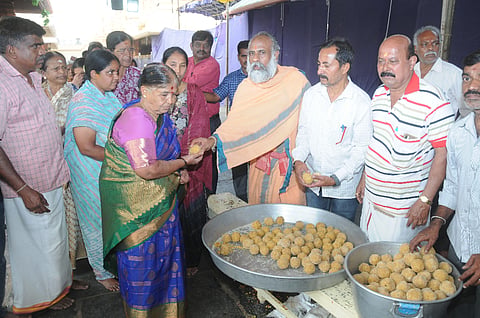 ಹೊಸ ವರ್ಷಾಚರಣೆ ಹಿನ್ನೆಲೆಯಲ್ಲಿ ವಿಜಯನಗರದ ಯೋಗಾನರಸಿಂಹಸ್ವಾಮಿ ದೇವಸ್ಥಾನದಲ್ಲಿ ಗುರುವಾರ ದೇವಸ್ಥಾನದ ಭಕ್ತಾದಿಗಳಿಗೆ ಲಡ್ಡಯ ವಿತರಿಸಲಾಯಿತು.