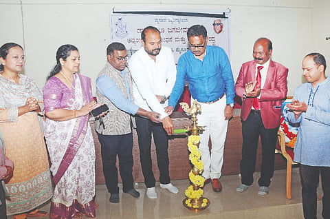  ಮೈವಿವಿ ಡಾ.ಬಾಬು ಜಗಜೀವನರಾಮ್ ಅಧ್ಯಯನ, ಸಂಶೋದನೆ ಮತ್ತು ವಿಸ್ತರಣ ಕೇಂದ್ರದಲ್ಲಿ  ಆಯೋಜಿಸಿದ್ದ ಭಾರತದ ಸಂವಿಧಾನ ಮತ್ತು ಸಾಮಾಜಿಕ ನ್ಯಾಯ ಕುರಿತು ವಿಚಾರ ಸಂಕಿರಣವನ್ನು ಗಣ್ಯರು ಉದ್ಘಾಟಿಸಿದರು.
