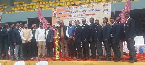 ನಗರದ ಚಾಮುಂಡಿ ವಿಹಾರ ಒಳಾಂಗಣ ಕ್ರೀಡಾಂಗಣದಲ್ಲಿ ಭಾನುವಾರ ಆಯೋಜಿಸಿದ್ದ ಕರಾಟೆ ಪಂದ್ಯಾವಳಿಗೆ ಗಣ್ಯರು ಚಾಲನೆ ನೀಡಿದರು. ಕೆ.ಶಿವಕುವಾರ್, ಜೆ.ಎಸ್.ಜಗದೀಶ್, ಅಹಿಂದ ಜವರಪ್ಪ, ಟಿ.ಸುರೇಶ್, ಎನ್.ಶಂಕರ್ ಇತರರಿದ್ದರು.