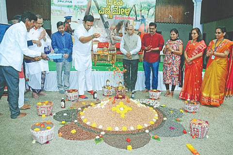 ನಂಜರಾಜ ಬಹದ್ದೂರ್ ಛತ್ರದಲ್ಲಿ ಆರಂಭವಾದ ಮೂರು ದಿನಗಳ ದೇಸಿ ಎಣ್ಣೆ ಮೇಳಕ್ಕೆ ಯದುವೀರ ಕೃಷ್ಣದತ್ತ ಚಾಮರಾಜ ಒಡೆಯರ್  ಚಾಲನೆ ನೀಡಿದರು
