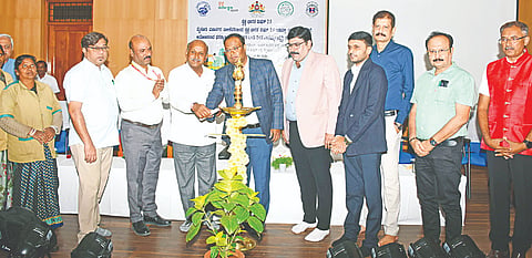 ನಗರಪಾಲಿಕೆಯಿಂದ ಪೌರಕಾರ್ಮಿಕರಿಗಾಗಿ ನಗರದಲ್ಲಿ ಆಯೋಜಿಸಿದ್ದ ತರಬೇತಿ ಕಾರ್ಯಕ್ರಮವನ್ನು ನಿತೇಶ್‌ಪಾಟೀಲ್ ಉದ್ಘಾಟಿಸಿದರು. ಸಿ.ಎನ್.ಮಂಜೇಗೌಡ, ಅಸಾದ್ ಉರ್ ರೆಹಮಾನ್ ಶರೀಫ್, ಡಾ. ವೆಂಕಟೇಶ್, ಶ್ರೀನಿವಾಸ್, ರಮೇಶ್, ಮಂಜುನಾಥರೆಡ್ಡಿ ಇದ್ದರು.