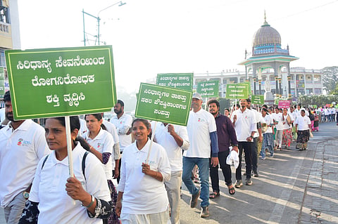 ನಗರದಲ್ಲಿ ಭಾನುವಾರ ಸಿರಿಧಾನ್ಯ ನಡಿಗೆ-ಆರೋಗ್ಯದ ಕಡೆಗೆ ಘೋಷ ವಾಕ್ಯದೊಂದಿಗೆ ಜಾಗೃತಿ ಜಾಥಾ ನಡೆಯಿತು.