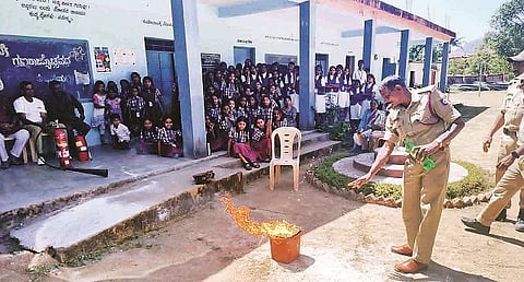 ಮಾರನಹಳ್ಳಿ ಪ್ರೌಢಶಾಲಾ ಆವರಣದಲ್ಲಿ ಆಯೋಜಿಸಿದ್ದ ಕಾರ್ಯಕ್ರಮದಲ್ಲಿ ಬೆಂಕಿ ತಡೆಗಟ್ಟುವಿಕೆ ಕುರಿತು ವಿದ್ಯಾರ್ಥಿಗಳಿಗೆ ಪ್ರಾತ್ಯಕ್ಷಿಕೆ ನೀಡಲಾಯಿತು.