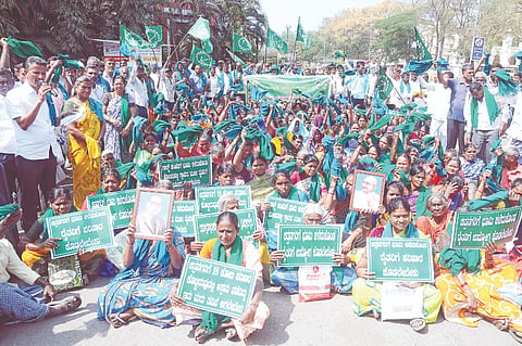 ಭೂಮಿ ಕಳೆದುಕೊಂಡ ರೈತರಿಗೆ ಹೆಚ್ಚಿನ ಪರಿಹಾರ, ಸೂಕ್ತ ಉದ್ಯೋಗ ನೀಡಬೇಕು ಎನ್ನುವುದು ಸೇರಿದಂತೆ ವಿವಿಧ ಬೇಡಿಕೆ ಈಡೇರಿಕೆಗೆ ಆಗ್ರಹಿಸಿ ಕರ್ನಾಟಕ ರಾಜ್ಯ ರೈತ ಸಂಘ ಹಾಗೂ ವಿವಿಧ ಸಂಘಟನೆಗಳಿಂದ ನಗರದಲ್ಲಿ ಪ್ರತಿಭಟನೆ ನಡೆಯಿತು. ಹೊಸಕೋಟೆ ಬಸವರಾಜು, ನೇತ್ರಾವತಿ, ಪ್ರಭಾಕರ್, ಪ್ರೇಮ್‌ರಾಜ್ ಇತರರು ಇದ್ದರು