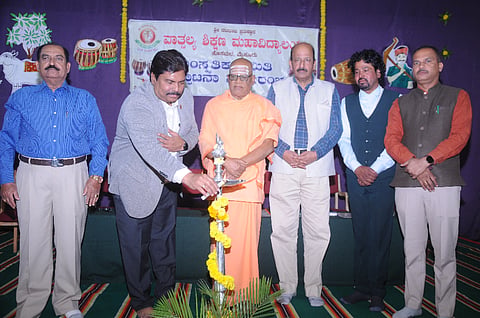 ನಗರದ ನಟರಾಜ ಕಾಲೇಜಿನ ಸಭಾಂಗಣದಲ್ಲಿ ಶನಿವಾರ ಆಯೋಜಿಸಿದ್ದ ಕಾರ್ಯಕ್ರಮವನ್ನು ಗಣ್ಯರು ಉದ್ಘಾಟಿಸಿದರು. ಶ್ರೀ ಚಿದಾನಂದ ಸ್ವಾಮೀಜಿ, ಪ್ರೊ.ಕೆ.ಬಿ.ಪ್ರವೀಣ್, ಪ್ರೊ.ಎಸ್.ಶಿವರಾಜಪ್ಪ, ಡಾ.ಅಮ್ಮರಾಮಚಂದ್ರ, ಡಾ.ಮಹೇಶ್ ದಳಪತಿ ಇದ್ದರು.
