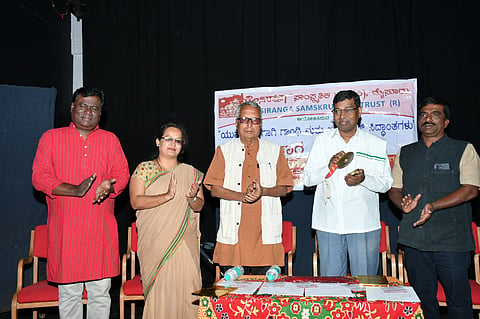 ರಂಗಾಯಣದ ಶ್ರೀರಂಗದಲ್ಲಿ ದೇಸಿರಂಗ ಸಾಂಸ್ಕೃತಿಕ ಸಂಸ್ಥೆ ಭಾನುವಾರ ಆಂೋಜಿಸಿದ್ದ ಕಾರ್ಯಕ್ರಮವನ್ನು ಗಣ್ಯರು ಉದ್ಘಾಟಿಸಿದರು. ಶಂಕರ್ ದೇವನೂರು, ಡಾ.ಬಿ.ಎಸ್. ದಿನಮಣಿ, ಕೃಷ್ಣ ಜನಮನ ಇತರರಿದ್ದರು.