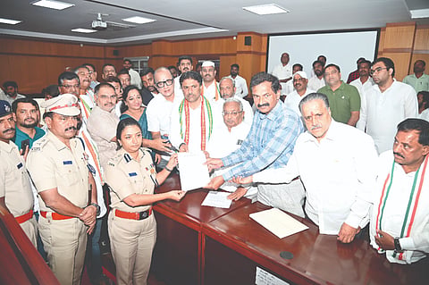 ಕಾಂಗ್ರೆಸ್ ವಕ್ತಾರ ಎಂ.ಲಕ್ಷ್ಮಣ್ ನೇತೃತ್ವದಲ್ಲಿ ನಗರ ಮತ್ತು ಗ್ರಾಮಾಂತರ ಕಾಂಗ್ರೆಸ್ ಸಮಿತಿ ನಿಯೋಗದ ಗುರುವಾರ ನಗರ ಪೊಲೀಸ್ ಆಯುಕ್ತೆ ಸೀಮಾ ಲಾಟ್ಕರ್‌ಗೆ ದೂರು ಸಲ್ಲಿಸಲಾಯಿತು. ಡಾ.ಬಿ.ಜೆ.ವಿಜಯಕುಮಾರ್, ಅಯೂಬ್ ಖಾನ್, ಬಿ.ಎಂ.ರಾಮು, ಪುಷ್ಪಲತಾ ಚಿಕ್ಕಣ್ಣ, ಎಂ.ಶಿವಣ್ಣ ಗುಡ್ಡಪ್ಪ ಇದ್ದರು.