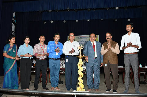 ನಗರದ ಜೆಎಸ್‌ಎಸ್ ಕಲಾ, ವಾಣಿಜ್ಯ ಮತ್ತು ವಿಜ್ಞಾನ ಕಾಲೇಜಿನಲ್ಲಿ ಮಂಗಳವಾರ ಆಯೋಜಿಸಿದ್ದ ಕಾರ್ಯಕ್ರಮವನ್ನು ಪ್ರೊ.ಜಿ.ಹೇಮಂತ್ ಕುಮಾರ್ ಉದ್ಘಾಟಿಸಿದರು. ಪ್ರೊ. ಬಿ.ವಿ. ಸಾಂಬಶಿವಯ್ಯ, ಡಾ. ಎಂ. ಪ್ರಭು, ಡಾ.ವಿದ್ಯಾಶಂಕರ ಇದ್ದರು.
