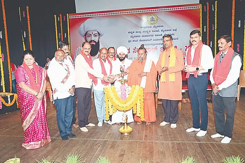 ನಗರದ ಕಿರುರಂಗಮಂದಿರದಲ್ಲಿ ಆಯೋಜಿಸಿದ್ದ ಸಂತ ಸೇವಾಲಾಲ್ ಜಯಂತಿ ಕಾರ್ಯಕ್ರಮದಲ್ಲಿ ಎಂ.ರಾಮಪ್ಪ, ಸಿ.ಎನ್.ಮಂಜೇಗೌಡ, ಟಿ.ಗಣೇಶ್, ಎಂ.ಡಿ. ಸುದರ್ಶನ್, ಶ್ರೀಕುಮಾರಮಹಾರಾಜ್, ಶ್ರೀಶಿವಪ್ರಕಾಶ್‌ಮಹಾರಾಜ್, ಎಂ.ಸುಂದರ್, ತೇಜುನಾಯಕ, ಎಂ. ಅನಿಲ್, ಪಿ. ಜಯರಾಮ್, ಕಾವೇರಿ ಬಾಯ್ ಇತರರು ಇದ್ದರು.