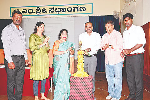 ಕುವೆಂಪು ಕನ್ನಡ ಅಧ್ಯಯನ ಸಂಸ್ಥೆಯಲ್ಲಿ ಆಯೋಜಿಸಿದ್ದ ಕಾರ್ಯಾಗಾರವನ್ನು ಪ್ರೊ.ಎನ್.ನಾಗರಾಜು ಉದ್ಘಾಟಿಸಿದರು. ಪ್ರೊ.ಎನ್.ಕೆ.ಲೋಲಾಕ್ಷಿ, ಪ್ರೊ.ಆರ್.ಮಹೇಶ್, ಪ್ರೊ.ಎಸ್.ಡಿ.ಶಶಿಕಲಾ, ರಾಘವೇಂದ್ರ ಪತ್ತಾತ್ ಇದ್ದರು.