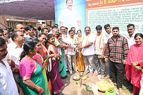 ಚಾಮರಾಜ ವಿಧಾನಸಭಾ ಕ್ಷೇತ್ರ ವ್ಯಾಪ್ತಿಯ ನಾನಾ ಅಭಿವೃದ್ಧಿ ಕಾಮಗಾರಿಗಳಿಗೆ ಶಾಸಕ ಕೆ.ಹರೀಶ್‌ಗೌಡ ಚಾಲನೆ ನೀಡಿದರು.   ರವಿ ಮಂಚೇಗೌಡನ ಕೊಪ್ಪಲು, ಡಿ.ನಾಗಭೂಷಣ್, ಶಿವಮಾದು, ನಿಶಾಂತ್ ಪಟೇಲ್ ಇತರರು ಇದ್ದರು.