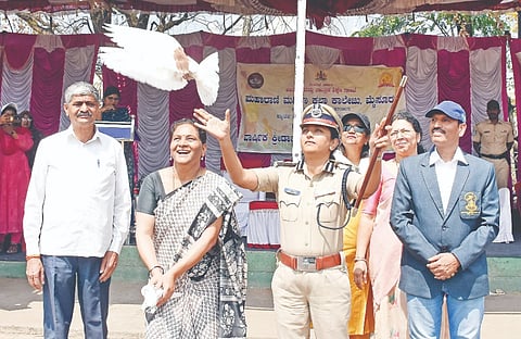 ಮಹಾರಾಣಿ ಮಹಿಳಾ ಕಲಾ ಕಾಲೇಜಿನಿಂದ ಆಯೋಜಿಸಿದ್ದ ಕ್ರೀಡಾಕೂಟಕ್ಕೆ ಸೀಮಾ ಲಾಟ್ಕರ್ ಪಾರಿವಾಳ ಹಾರಿಬಿಡುವ ಮೂಲಕ ಚಾಲನೆ ನೀಡಿದರು. ಪ್ರೊ.ಎಂ.ಎಸ್.ಅನಿತಾ, ಡಾ.ಸಿ.ಎಸ್.ಮೋಹನ್‌ಕುಮಾರ್, ಕೆ.ವೆಂಕಟೇಶ್ ಇತರರು ಇದ್ದರು.