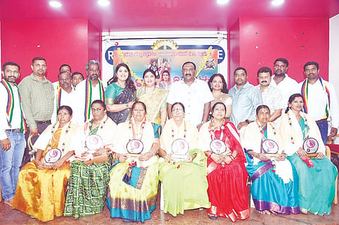   ರೋಟರಿ ಸಭಾಂಗಣದಲ್ಲಿ ಭಾನುವಾರ ಆಯೋಜಿಸಿದ್ದ ಮಹಿಳಾ ದಿನಾಚರಣೆ ಕಾರ್ಯಕ್ರಮದಲ್ಲಿ ವಿವಿಧ ಕ್ಷೇತ್ರಗಳಲ್ಲಿ ಕಾರ್ಯನಿರ್ವಹಿಸುತ್ತಿರುವ ಮಹಿಳೆಯರನ್ನು ಸನ್ಮಾನಿಸಲಾಯಿತು. ಕೆ.ಹರೀಶ್‌ಗೌಡ, ಡಾ.ಪವಿತ್ರಾ ಆರ್ ಪ್ರಭಾಕರ ರೆಡ್ಡಿ, ನೀಲಾ,  ರಮೇಶ್(ರಮಣಿ),  ನಾರಾಯಣ್,  ಕೆ.ಕೆಂಡಗಣ್ಣ ವಿಶ್ವಕರ್ಮ ಇನ್ನಿತರರಿದ್ದರು.
