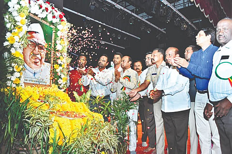ಕಲಾಮಂದಿರದಲ್ಲಿ ಭಾನುವಾರ ಆಯೋಜಿಸಿದ್ದ ಜಯಂತಿ ಕಾರ್ಯಕ್ರಮದಲ್ಲಿ ಡಾ.ಬಾಬು ಜಗಜೀವನರಾಮ್  ಭಾವಚಿತ್ರಕ್ಕೆ ಗಣ್ಯರು ಪುಷ್ಪ ನಮನ ಸಲ್ಲಿಸಿದರು. ಕೆ.ಹರೀಶ್‌ಗೌಡ, ಡಾ.ಡಿ.ತಿಮ್ಮಯ್ಯ, ಸಿ.ಎನ್.ಮಂಜೇಗೌಡ, ಜಿ.ಲಕ್ಷ್ಮೀಕಾಂತ್ ರೆಡ್ಡಿ ಇತರರು ಇದ್ದರು.