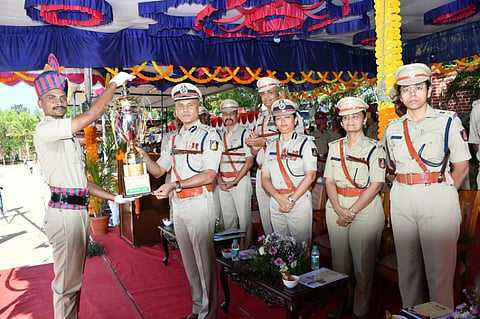 ಮೈಸೂರು ನಗರದ ಸಿಎಆರ್ ಮೈದಾನದಲ್ಲಿ ಮಂಗಳವಾರ ಆಯೋಜಿಸಿದ್ದ 8ನೇ ತಂಡದ ಸಶಸ್ತ್ರ ಪೊಲೀಸ್ ಪ್ರಶಿಕ್ಷಣಾರ್ಥಿಗಳ ನಿರ್ಗಮನ ಪಥಸಂಚಲನದಲ್ಲಿ ಬೆಂಗಳೂರು ನಗರದ ಸಂಜಯ ಮಣೋಬಾಯಿ ಅವರಿಗೆ ದಕ್ಷಿಣ ವಲಯ ಪೊಲೀಸ್ ಮಹಾ ನಿರೀಕ್ಷಕ ಡಾ.ಎಂ.ಬಿ. ಬೋರಲಿಂಗಯ್ಯ ಸರ್ವೋತ್ತಮ ಪ್ರಶಸ್ತಿ ನೀಡಿದರು. ಸೀಮಾ ಲಾಟ್ಕರ್, ಮಲ್ಲಿಕಾರ್ಜುನ ಬಾಲದಂಡಿ, ಸವಿತಾ ಹೂಗಾರ್, ಚನ್ನಬಸವಣ್ಣ ಹಾಗೂ ಇತರರು ಇದ್ದರು.