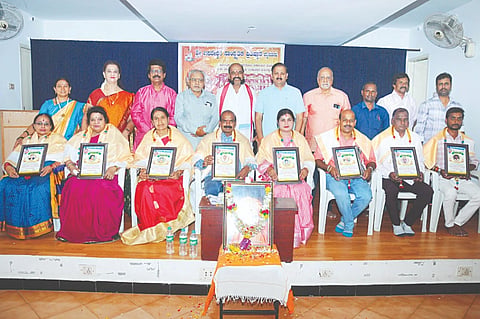 ಸಿದ್ಧಗಂಗಾ ಶ್ರೀ ಜಯಂತಿ ಅಂಗವಾಗಿ ನಗರದಲ್ಲಿ ಆಯೋಜಿಸಿದ್ದ ಕಾರ್ಯಕ್ರಮದಲ್ಲಿ ವಿವಿಧ ಕ್ಷೇತ್ರದವರಿಗೆ ಶ್ರೀಸಿದ್ಧಗಂಗಾ ಸಿರಿ ಪ್ರಶಸ್ತಿ ಪ್ರದಾನ ಮಾಡಲಾಯಿತು. ಅಂಬಳೆ ಶಿವಣ್ಣ, ಡಾ.ಜಯಪ್ಪ ಹೊನ್ನಾಳಿ, ಡಾ.ಕೆ.ರಘುರಾಂ ವಾಜಪೇಯಿ, ಎನ್.ಎಂ. ನವೀನ್‌ಕುಮಾರ್, ಡಾ.ಎಂ.ಜಿ.ಆರ್. ಅರಸ್, ಶೋಭಾರಾಣಿ ಜೈಪ್ರಕಾಶ್ ಇತರರಿದ್ದರು.