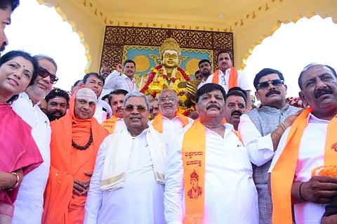 ಮಹಿಳೆಯರಿಗೆ ಸಮಾನತೆಯೊಂದಿಗೆ ಆಸ್ತಿ ಹಕ್ಕು ನೀಡುವ ಹಿಂದೂ ಕೋಡ್ ಮಸೂದೆಯನ್ನು ಸಂಸತ್ತಿನಲ್ಲಿ ಸೋಲಿಸಿದವರು ಇದೀಗ ಮಹಿಳಾ ಮೀಸಲಾತಿ ಕುರಿತು ಮಾತನಾಡುತ್ತಿದ್ದಾರೆ.   ಸತಿ ಸಹಗಮನ ಪದ್ಧತಿ ಪರ ಇದ್ದ ಇದೇ ಸನಾತನವಾದಿಗಳೇ ಮಹಿಳೆಯರ ಸ್ಥಾನಮಾನದ ಬಗ್ಗೆ ಪಾಠ ಮಾಡಲು ಮುಂದಾಗಿದ್ದಾರೆ. ಇಂತಹ ಸನಾತನವಾದದ ವಿರುದ್ಧ ಹೋರಾಡಿದ ಲಿಂಗಾಯತ ಧರ್ಮದ ಆಶಯ ಉಸಿರಾಗಬೇಕು ಎಂದು ಜಿಲ್ಲಾ ಉಸ್ತುವಾರಿ ಸಚಿವ ಡಾ.ಎಚ್.ಸಿ.ಮಹದೇವಪ್ಪ ಹೇಳಿದರು.