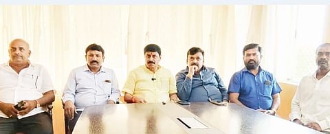 ಶ್ರೀನಿವಾಸಪುರ labour day ತಾಲೂಕು ಕಚೇರಿ ಆವರಣದಲ್ಲಿ ಹಮ್ಮಿಕೊಂಡಿದ್ದ ಕಾರ್ಮಿಕ ದಿನಾಚರಣೆಯಲ್ಲಿ ಹಿರಿಯ ರೈತ ಕಾರ್ಮಿಕ ನಾಯಕರ ಕಾಮ್ರೇಡ್​ ಎನ್​.ವೀರಪ್ಪರೆಡ್ಡಿ, ಕಾರ್ಮಿಕ ಸಂದ ಜಿಲ್ಲಾ ಮುಖಂಡ ಅಮರನಾರಾಯಣ್ಣಪ್ಪ ಧ್ವಜಾರೋಹಣ ನೆರವೇರಿಸಿದರು. ತಾಲೂಕು ಮಹಿಳಾ ಮತ್ತು ಮಕ್ಕಳ ಅಭಿವೃದ್ಧಿ ಇಲಾಖೆಯ ಅಭಿವೃದ್ಧಿ ಅಧಿಕಾರಿ ಬೈರಾ ರೆಡ್ಡಿ, ತಾಪಂಅಧಿಕಾರಿ ಚಿನ್ನಪ್ಪ ಸಿಐಟಿಯು ಜಿಲ್ಲಾ ಉಪಾಧ್ಯರಾದ ಆರ್​.ಆಂಜಲಮ್ಮ, ತಾಲೂಕು ಮುಖಂಡರಾದ ಮಮತಾ, ಪುಷ್ಪಾ, ಆಂಜಲ, ಆನಂದ್​ಕುಮಾರ್​, ಶಿವರಾಜ್​ಕುಮಾರ್​, ಶಿವಣ್ಣ ಇದ್ದರು. 