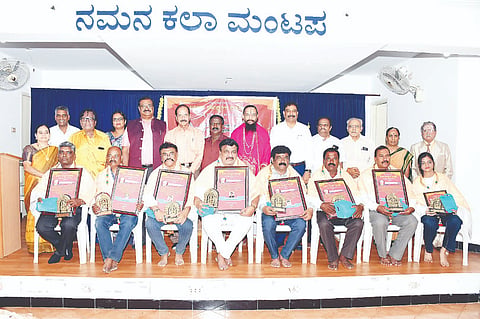 ಡಾ.ರಾಜ್ ಜನ್ಮದಿನೋತ್ಸವ ಕಾರ್ಯಕ್ರಮದಲ್ಲಿ ವಿವಿಧ ಕ್ಷೇತ್ರಗಳ ಪ್ರತಿನಿಧಿಗಳಿಗೆ ಡಾ.ರಾಜ್ ಪ್ರತಿಭಾ ಪುರಸ್ಕಾರ ನೀಡಲಾಯಿತು.ಡಾ.ವಸಂತಕುಮಾರ್ ತಿಮಕಾಪುರ, ಶ್ರೀ ಇಳೈ ಆಳ್ವಾರ್ ಸ್ವಾಮಿ, ಮಡ್ಡಿಕೆರೆ ಗೋಪಾಲ್, ಡಾ.ನಾಗರಾಜ್ ವಿ.ಭೈರಿ,  ಡಾ.ರಘುರಾಮ್ ವಾಜಪೇಯಿ, ಡಾ.ರಾಜಶೇಖರ್ ಕದಂಬ ಇನ್ನಿತರರಿದ್ದರು.