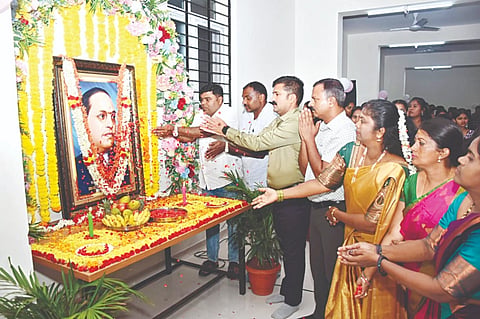 ನಗರದಲ್ಲಿ ಆಯೋಜಿಸಿದ್ದ ಭೀಮನಮನ ಕಾರ್ಯಕ್ರಮದಲ್ಲಿ ಡಾ. ಬಿ.ಆರ್.ಅಂಬೇಡ್ಕರ್ ಅವರ ಭಾವಚಿತ್ರಕ್ಕೆ ಗಣ್ಯರು ಪುಷ್ಪ ನಮನ ಸಲ್ಲಿಸಿದರು. ಬಿ.ರಂಗೇಗೌಡ, ಚಂದ್ರಗುಪ್ತ, ಎಂ.ಎನ್. ಜನಾರ್ಧನ್, ಶಿವಶಂಕರ್, ಕಮಲಾಕ್ಷಿ, ಗಾಯತ್ರಿ ಇದ್ದರು.