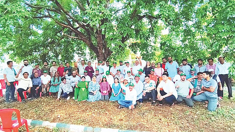 ‘ಪರಿಸರಕ್ಕಾಗಿ ನಾವು’ ಸಂಘಟನೆ ನೇತೃತ್ವದಲ್ಲಿ ಪರಿಸರ ತಜ್ಞರು, ಪರಿಸರ ಹೋರಾಟಗಾರರು ಭಾನುವಾರ ಸಭೆ ನಡೆಸಿದರು. ಪರಶುರಾಮೇಗೌಡ, ಬಡಗಲಪುರ ನಾಗೇಂದ್ರ, ಒಂಬತ್ಕೆರೆ, ಮನ್ಸೂರ್ ಅಹ್ಮದ್ ಇತರರಿದ್ದರು.