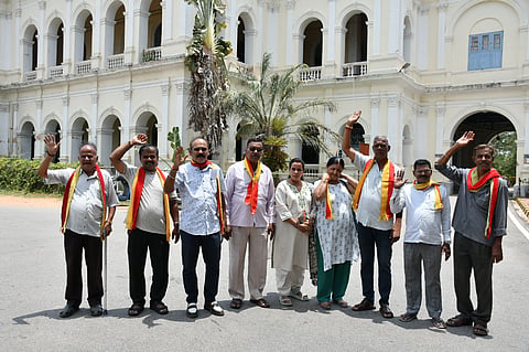 ಮೈಸೂರು ಕನ್ನಡ ವೇದಿಕೆ ವತಿಯಿಂದ ಹಳೆ ಜಿಲ್ಲಾಧಿಕಾರಿ ಕಚೇರಿ ಬಳಿ ಬುಧವಾರ ಪ್ರತಿಭಟನೆ ನಡೆಲಾಯಿತು. ವೇದಿಕೆ ಅಧ್ಯಕ್ಷ ಎಸ್.ಬಾಲಕೃಷ್ಣ, ಪದಾಧಿಕಾರಿಗಳಾದ ನಾಲಾಬೀದಿ ರವಿ, ಬೋಗಾದಿ ಸಿದ್ದೇಗೌಡ, ಪ್ಯಾಲೇಸ್ ಬಾಬು, ಸಿದ್ದಪ್ಪ ಎಲ್‌ಐಸಿ, ಹೊನಕೆರೆ ಸ್ವಾಮಿ, ಗೋವಿಂದರಾಜು, ಗೋಪಿ ಇದ್ದರು.