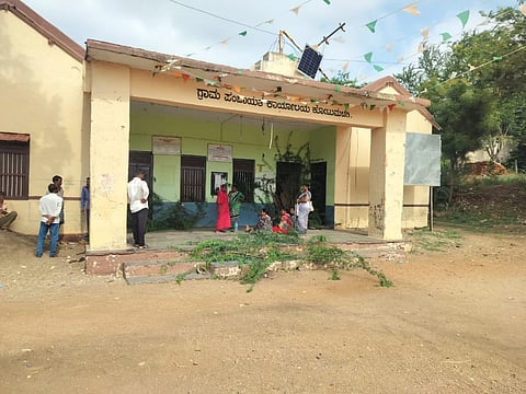  ಸಮರ್ಪಕ ನೀರು ಪೂರೈಕೆಗೆ ಆಗ್ರಹಿಸಿ ಗ್ರಾಮಸ್ಥರಿಂದ ವಿನೂನತ ಪ್ರತಿಭಟನೆ