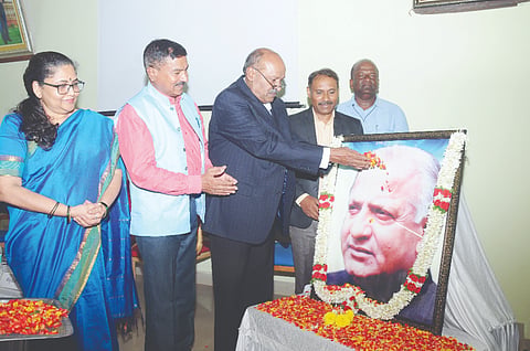 ಡಿ.ದೇವರಾಜ ಅರಸು ಅಧ್ಯಯನ ಪೀಠದ ಅಭಿವೃದ್ಧಿ ಅಧ್ಯಯನ ಸಂಸ್ಥೆಯಲ್ಲಿ ಆಯೋಜಿಸಿದ್ದ ವಿಶೇಷ ಉಪನ್ಯಾಸ ಕಾರ್ಯಕ್ರಮದಲ್ಲಿ ಡಾ.ಟಿ.ಎಚ್.ಮೂರ್ತಿ, ಅರಸು ಅವರ ಭಾವಚಿತ್ರಕ್ಕೆ ಪುಷ್ಪಾರ್ಚನೆ ಮಾಡಿದರು. ಪ್ರೊ.ಎಚ್.ಎಂ.ಚಂದ್ರಶೇಖರ್,  ಡಾ.ಎಂ.ಬಿ. ಲಿಂಗರಾಜು, ಪ್ರೊ.ಎಂ. ಮೀರಾ ಇತರರು ಇದ್ದರು.