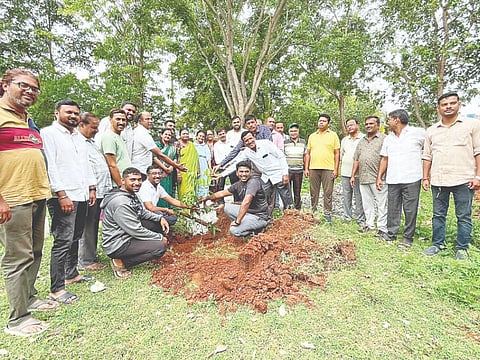 ನಗರದ ದಟ್ಟಗಳ್ಳಿಯಲ್ಲಿನ ಸೈನಿಕ ಉದ್ಯಾನದಲ್ಲಿ ಬಿಜೆಪಿ ಚಾಮುಂಡೇಶ್ವರಿ ನಗರ ಮಂಡಲದಿಂದ ಪರಿಸರ ದಿನ ಆಚರಿಸಲಾಯಿತು. ಲಕ್ಷ್ಮೀ ಕಿರಣ್, ರಾಕೇಶ್‌ಭಟ್, ಬಿ.ಎಂ.ರಘು, ಆರ್.ಸೋಮಶೇಖರ್, ಈರೇಗೌಡ, ಕಿರಣ್ ಮಾದೇಗೌಡ, ಬಸವಣ್ಣ, ಮಧು, ಹೇಮಾ ಗಂಗಪ್ಪ ಇದ್ದರು.