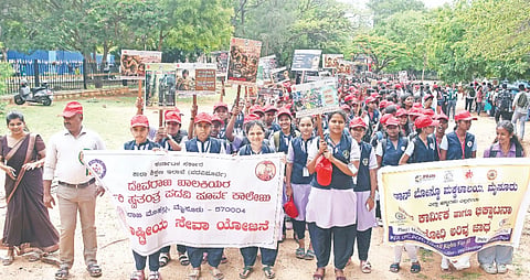   ವಿಶ್ವ ಬಾಲಕಾರ್ಮಿಕ ಪದ್ಧತಿ ವಿರೋಧಿ ದಿನಾಚರಣೆ ಅಂಗವಾಗಿ ನಗರದಲ್ಲಿ ಶುಕ್ರವಾರ ಆಯೋಜಿಸಿದ್ದ ಜಾಗೃತಿ ಜಾಥಾದಲ್ಲಿ ಹೆಜ್ಜೆ ಹಾಕಿದ ಮಕ್ಕಳು.