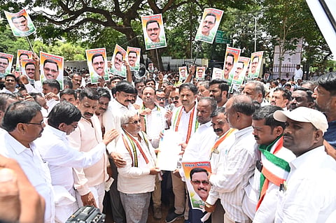 ಕೆಪಿಸಿಸಿ ಪ್ರಧಾನ ಕಾರ್ಯದರ್ಶಿ ಎಸ್.ಸಿ.ಬಸವರಾಜು ಅವರಿಗೆ ವಿಧಾನಪರಿಷತ್ ಸದಸ್ಯತ್ವ ಸ್ಥಾನ ನೀಡುವಂತೆ ಒತ್ತಾಯಿಸಿ ಮೈಸೂರು ಪ್ರಾಂತ್ಯ ನಾಯಕ ಸಂಘಗಳ ಒಕ್ಕೂಟದ ವತಿಯಿಂದ ಸೋಮವಾರ ಮನವಿ ಸಲ್ಲಿಸಲಾಯಿತು. ಕ್ಯಾತನಹಳ್ಳಿ ನಾಗರಾಜು,  ಲೋಕೇಶ್ ಪಿಯ, ಉದ್ಬೂರು ಕೃಷ್ಣ, ದೇವರಾಜ್ ಟಿ.ಕಾಟೂರ್ ಇದ್ದರು.