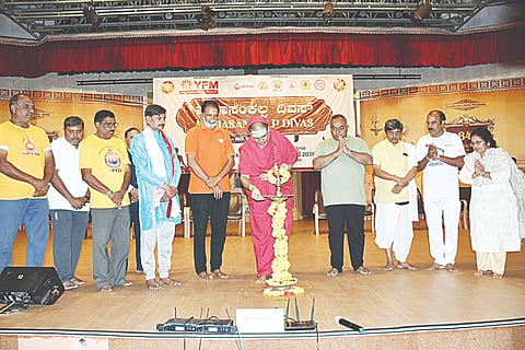 ಮೈಸೂರು ಯೋಗ ಒಕ್ಕೂಟದಿಂದ ನಗರದ ಶ್ರೀಗಣಪತಿ ಸಚ್ಚಿದಾನಂದ ಆಶ್ರಮದಲ್ಲಿ ಆಯೋಜಿಸಿದ್ದ ಮೂರನೇ ಸಂಕಲ್ಪ ದಿವಸದ ಯೋಗ ಪೂರ್ವಭ್ಯಾಸವನ್ನು ಶ್ರೀದತ್ತ ವಿಜಯಾನಂದ ತೀರ್ಥ ಸ್ವಾಮೀಜಿ ಉದ್ಘಾಟಿಸಿದರು. ಟಿ.ಎಸ್.ಶ್ರೀವತ್ಸ, ಶ್ರೀಹರಿ ದ್ವಾರಕನಾಥ್, ರೇಣುಕಾದೇವಿ ಇತರರು ಇದ್ದರು.