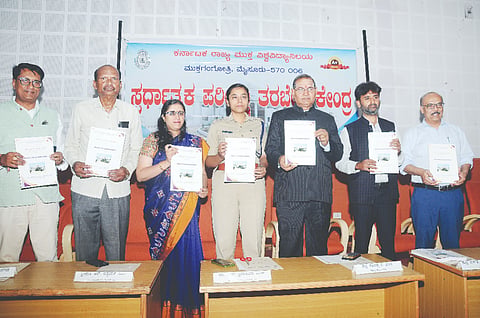  ಮುಕ್ತ ಗಂಗೋತ್ರಿಯ ಗಂಗಾ ಸಭಾಂಗಣದಲ್ಲಿ ಗುರುವಾರ ಆಯೋಜಿಸಿದ ್ದ ಕಾರ್ಯಕ್ರಮದಲ್ಲಿ ‘ಮುಕ್ತಭಂಡಾರ’ ಅಧ್ಯಯನ ಪುಸ್ತಕವನ್ನು ಬಿಡುಗಡೆಗೊಳಿಸಲಾಯಿತು. ಡಾ.ಹರ್ಷ ಪ್ರಿಯಂವದ, ಪ್ರೊ.ಶರಣಪ್ಪ ವಿ. ಹಲಸೆ, ಆರ್.ಐಶ್ವರ್ಯ, ಡಾ.ಸಿ.ಎಸ್.ಆನಂದಕುಮಾರ್ ಇತರರಿದ್ದರು. 