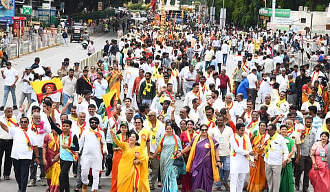 ನಾಡಪ್ರಭು ಕೆಂಪೇಗೌಡ ಜಯಂತಿ ಅಂಗವಾಗಿ ಶನಿವಾರ ನಗರದಲ್ಲಿ ಅದ್ದೂರಿ ಮೆರವಣಿಗೆ ನಡೆಯಿತು.